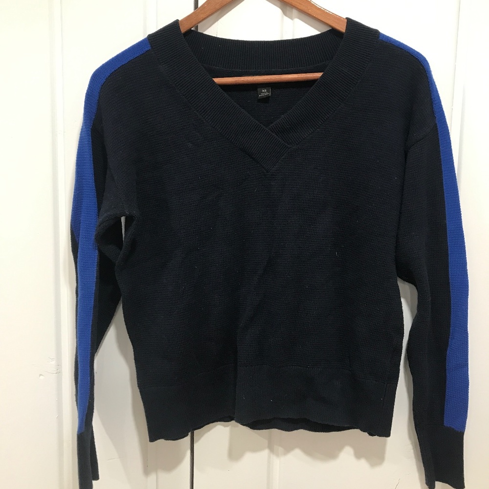 Banana Republic v neck sweater navy with blue stripe